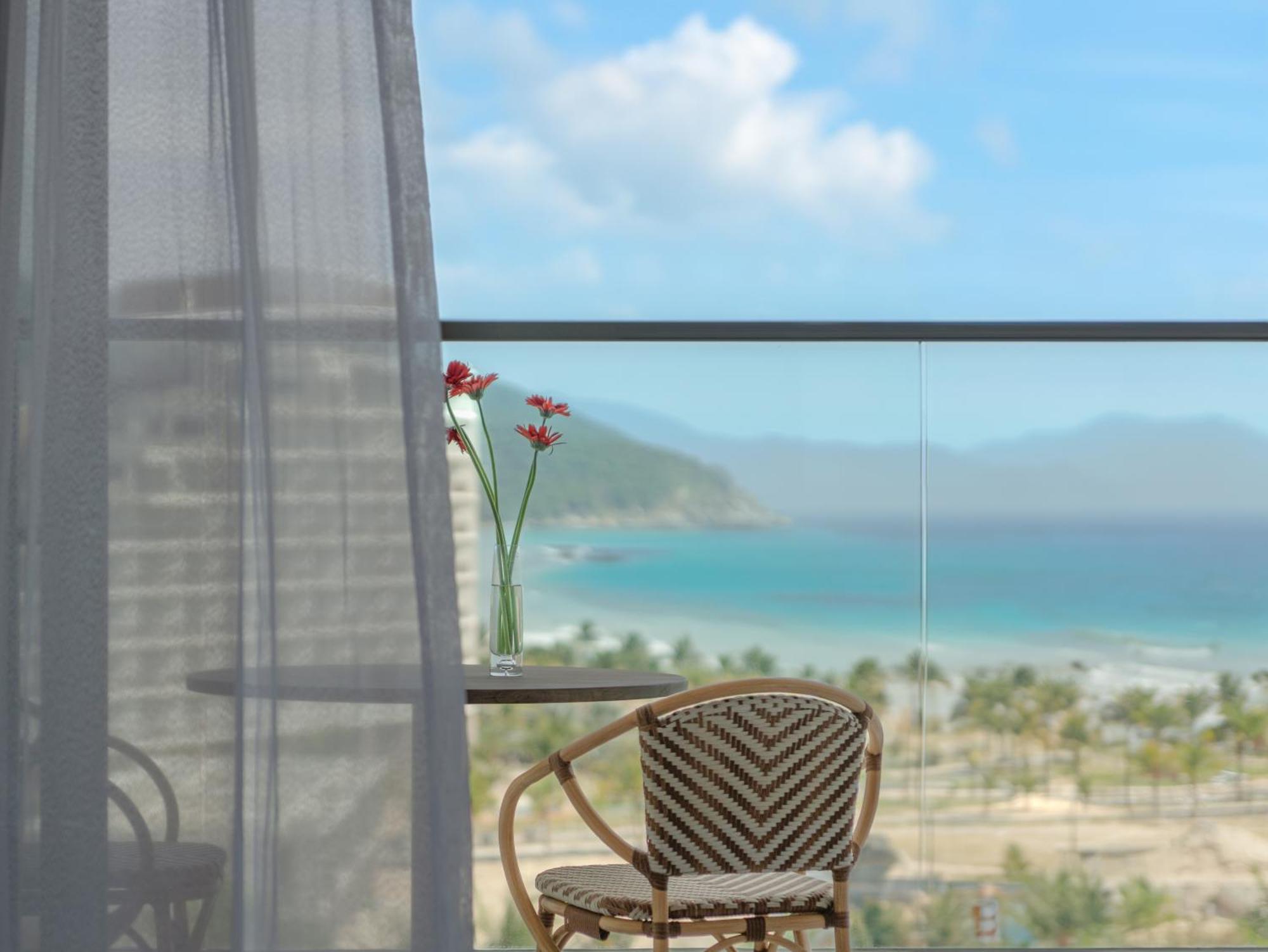 Aquamarine Beachfront Resort & Spa Cam Ranh Exteriör bild